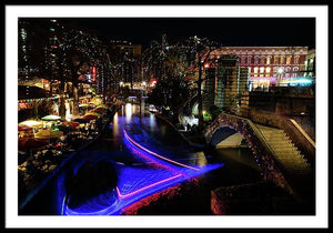Luces navideñas y senderos de luz junto al Riverwalk - Lámina enmarcada
