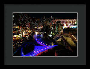 Luces navideñas y senderos de luz junto al Riverwalk - Lámina enmarcada