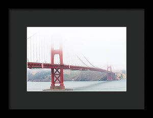 Día de niebla en el puente Golden Gate - Lámina enmarcada