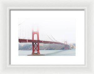 Día de niebla en el puente Golden Gate - Lámina enmarcada