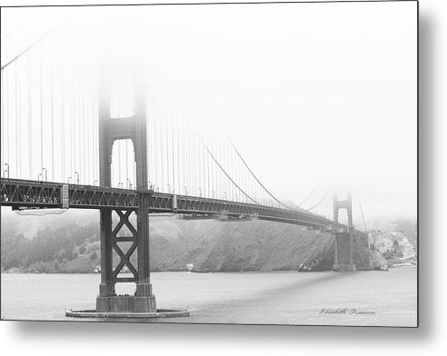 Día de niebla en el puente Golden Gate en blanco y negro - Lámina metálica