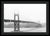 Día de niebla en el puente Golden Gate en blanco y negro - Lámina enmarcada