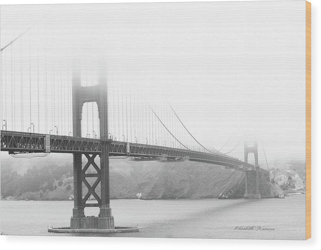 Día de niebla en el puente Golden Gate en blanco y negro - Impresión en madera