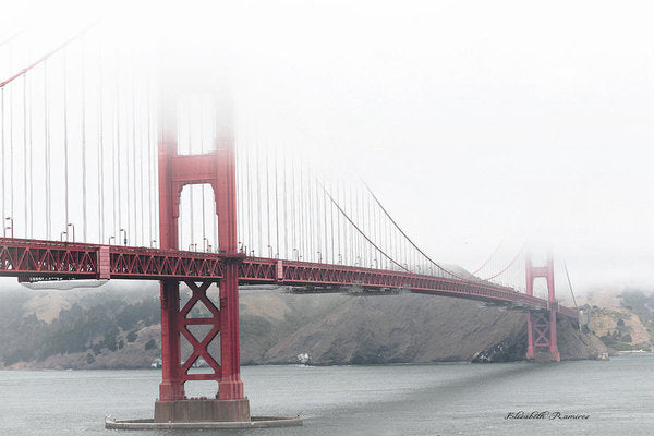 Día de niebla en el puente Golden Gate Rojo con blanco y negro - Lámina artística