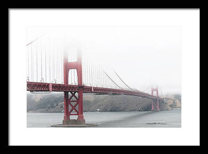 Día de niebla en el puente Golden Gate Rojo con blanco y negro - Lámina enmarcada