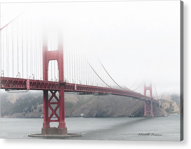 Día de niebla en el puente Golden Gate Rojo con blanco y negro - Lámina acrílica