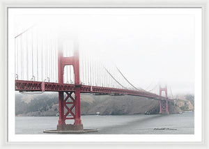 Día de niebla en el puente Golden Gate Rojo con blanco y negro - Lámina enmarcada
